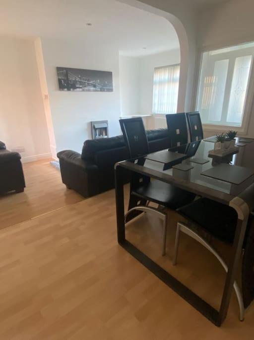 Modern Two Bed House Close To City Centre Белфаст Екстериор снимка