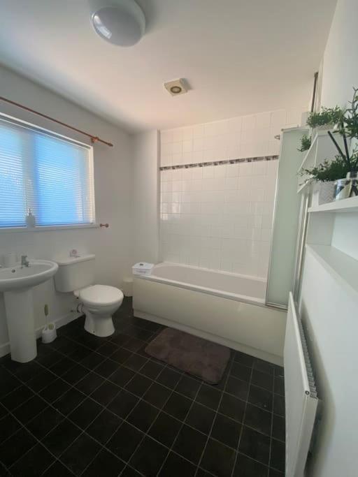 Modern Two Bed House Close To City Centre Белфаст Екстериор снимка